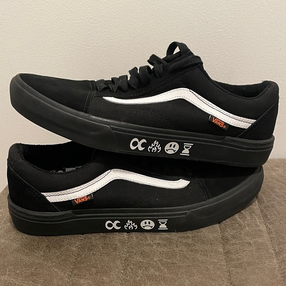 Vans Men's Black and White Graphic Sneakers - Picture 2 of 9